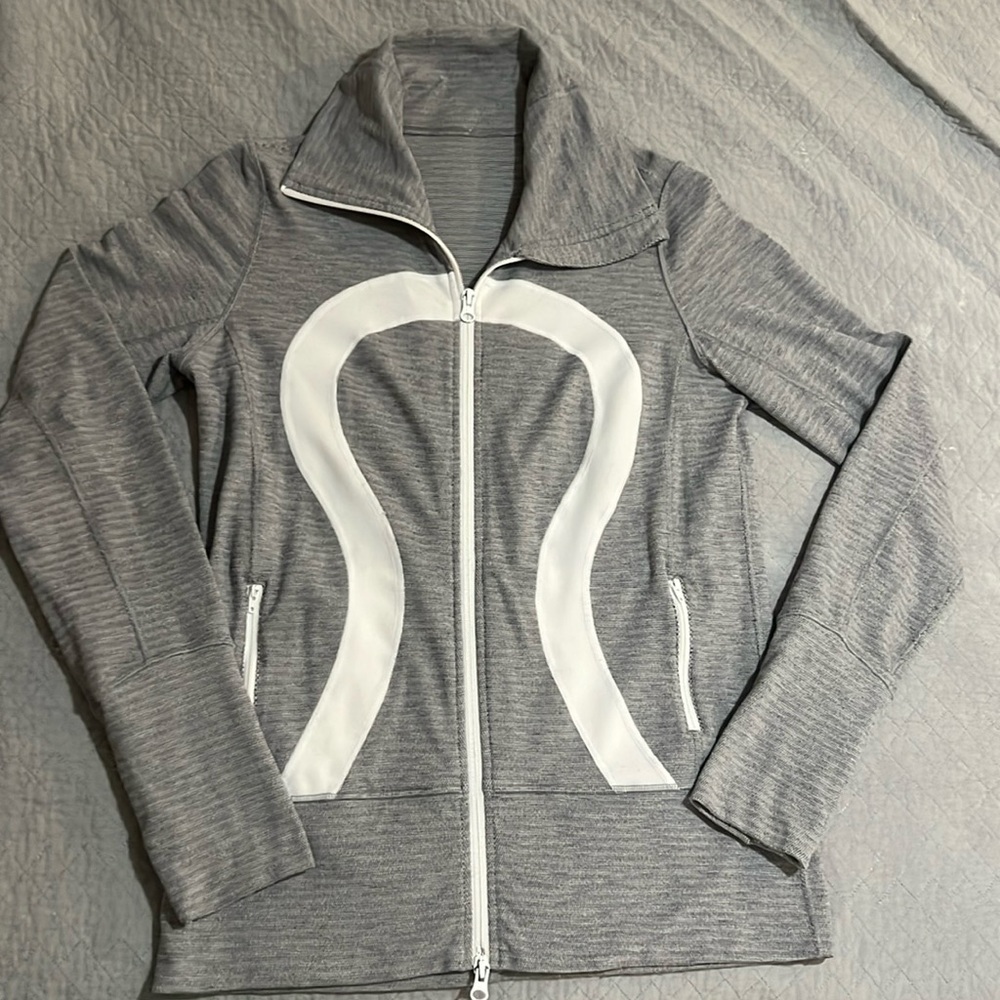 LULULEMON in stride jacket 🤍 Size 8 Great Condition